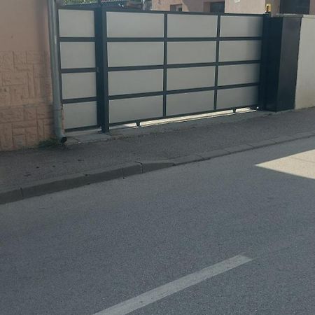 Apartman Espresso Sa Parkingom Sremska Mitrovica Bagian luar foto