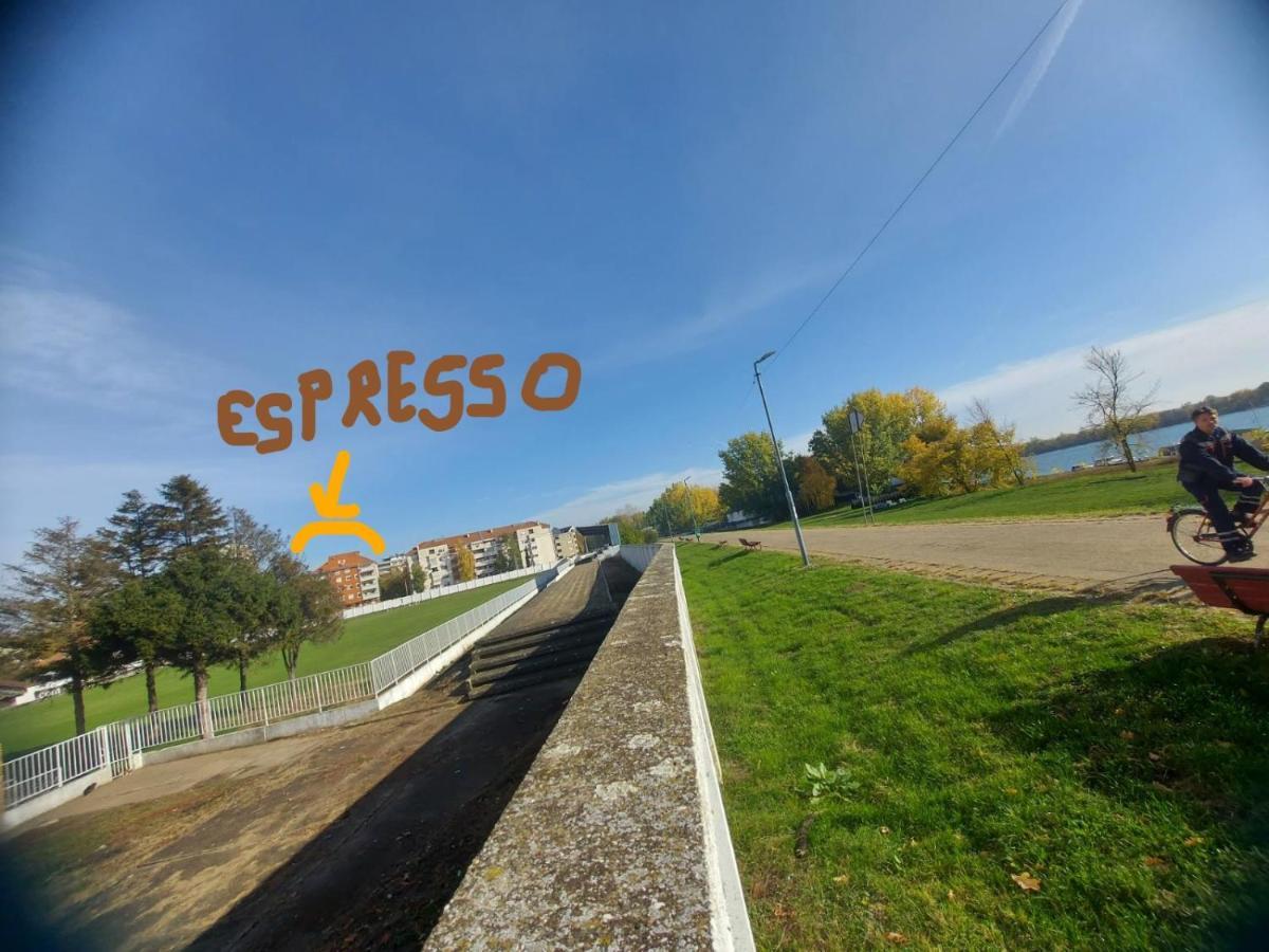Apartman Espresso Sa Parkingom Sremska Mitrovica Bagian luar foto